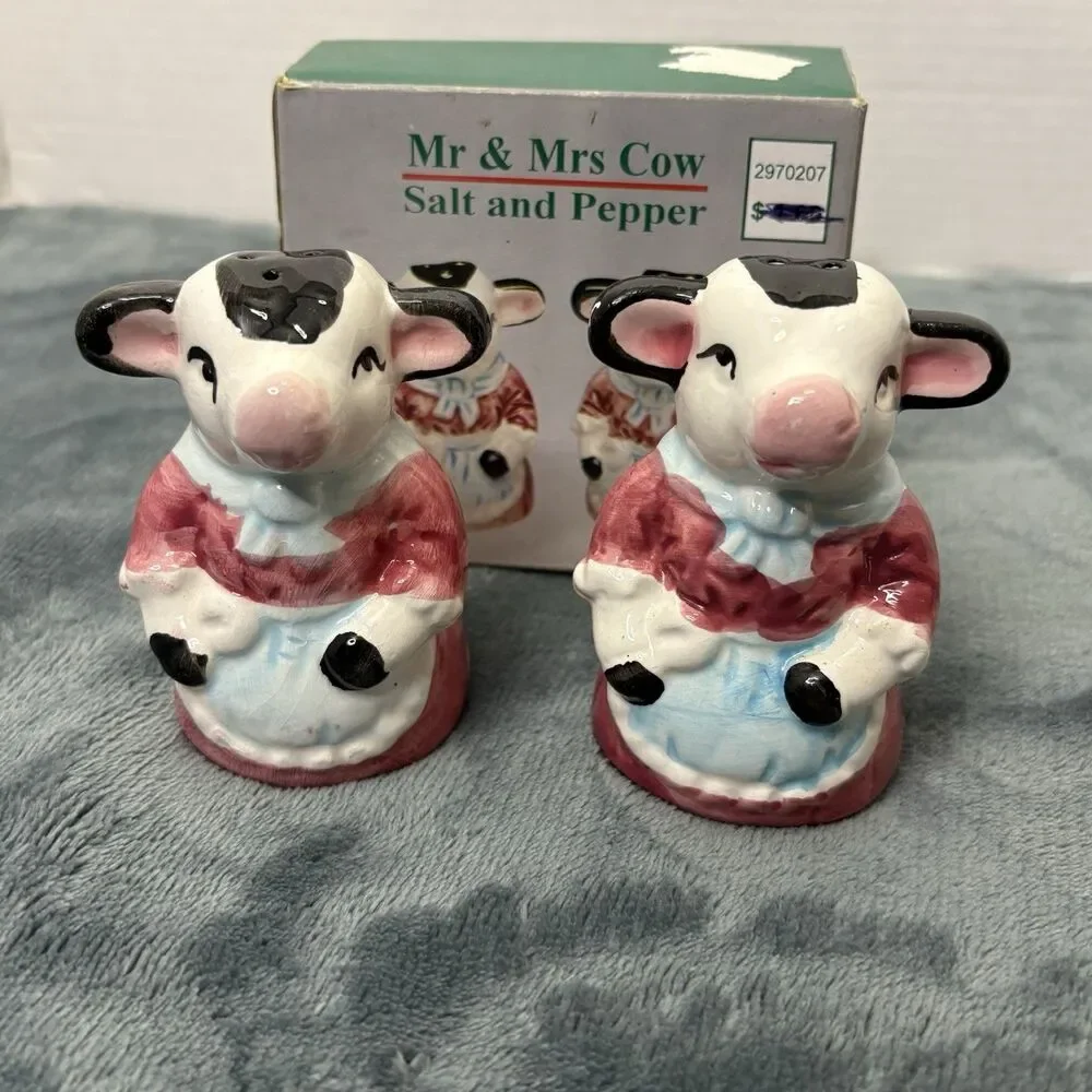 VINTAGE COW SALT and PEPPER SHAKER SET FARM HOUSE DECOR